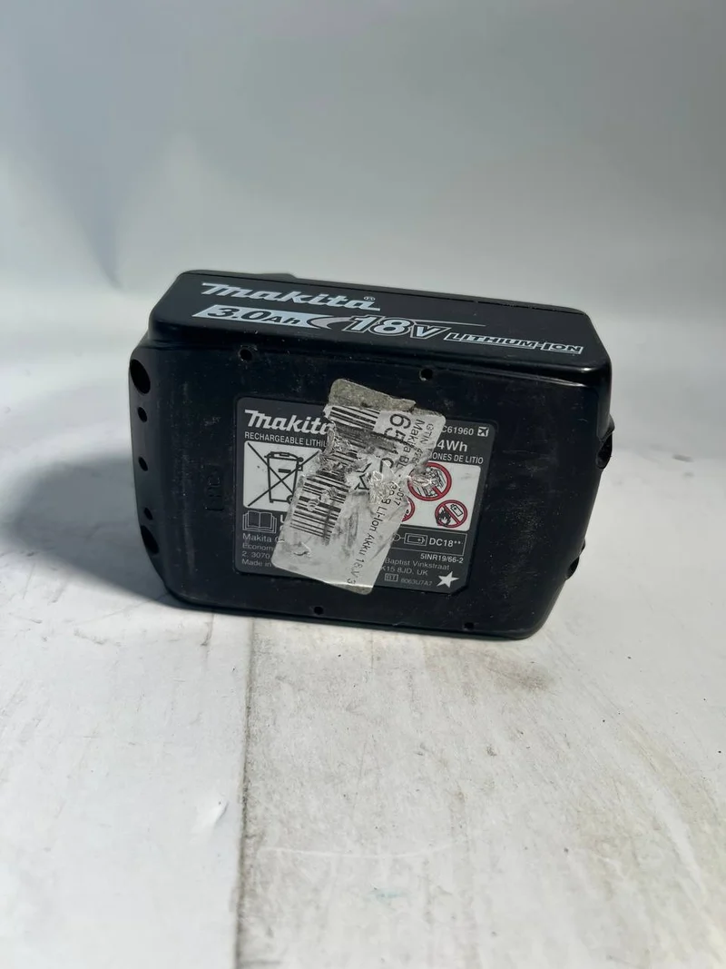 Makita BL 1830 B Li-Ion Akku 18 V 3,0 Ah / 3000 mAh ( 197599-5 ) mit LED Anzeige - original, kein Nachbau - Gebraucht