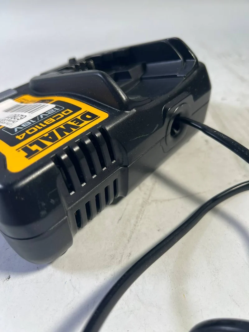 DeWalt DCB 1104 Schnell Ladegerät 10,8 - 18 V 4,0 A für XR Li-Ion Akkus - Leicht Gebraucht
