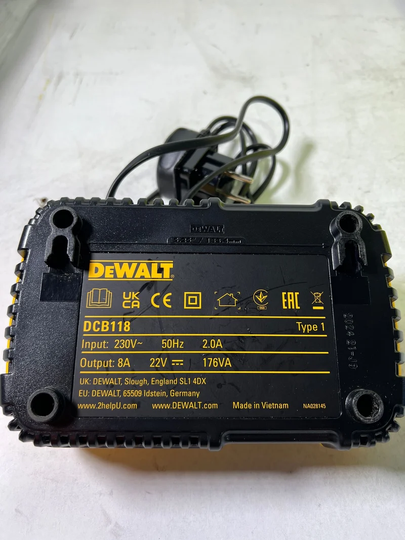 DeWalt DCB 118 XR FlexVolt 54 V / 18 V Akku Schnell Ladegerät - Gebraucht