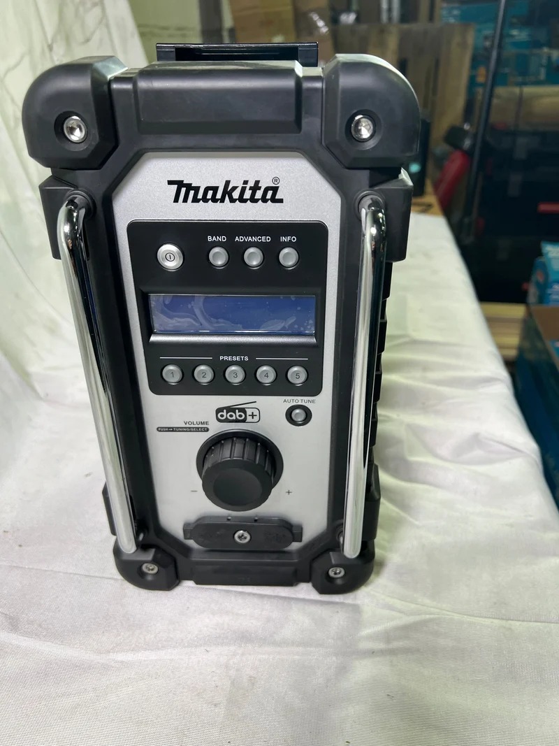 Makita DMR 110 N Akku Baustellenradio 12 V / 14,4 V / 18 V DAB / DAB+ FM IP64 Solo - ohne Akku, ohne Ladegerät - Reparaturgerät