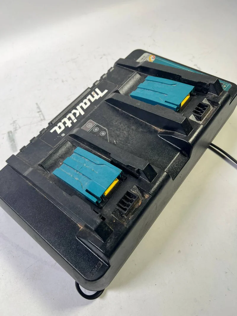 Makita DC 18 RD Double chargeur rapide 14,4 V - 18 V LXT 9 A courant de charge ( 196933-6 )