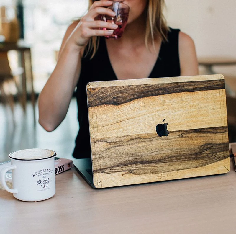 Cover en bois MacBook BLACK FRAKE Essentiel Made in France