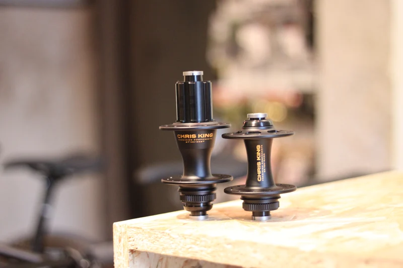 Paire de moyeux Chris King R45D Centerlock Edition Limitée Two Tone Black Gold - 24T d'exposition