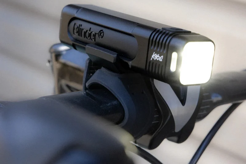 Set d'éclairage Knog Blinder Pro 1000 & Cobber Reflex